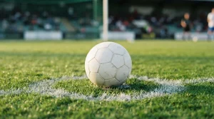 Fußball auf dem Elfmeterpunkt eines Spielfelds